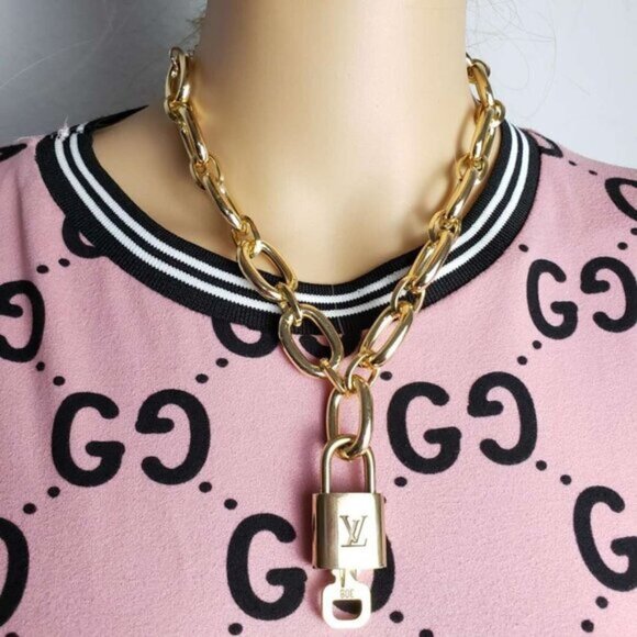 Authenti Louis Vuitton Lock & Key Gold with Unbranded Gold Plated Chain Necklace - Picture 3 of 14